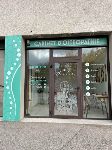 Photo de la vitrine du cabinet ostéopathique